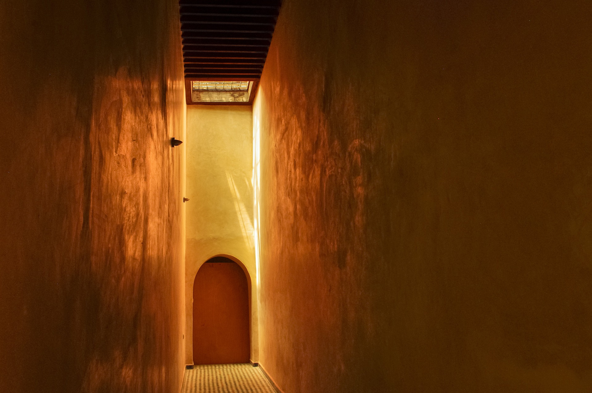 ESFORÇA-TE POR ENTRAR PELA PORTA ESTREITA